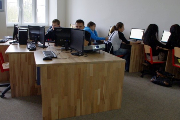 Podařilo se výrazně zlepšit vybavení školy v oblasti ICT. Od roku 2012/13 slouží studentům tři počítačové učebny, z toho dvě jsou vybaveny nejen novou výpočetní technikou, ale také novým, na […]