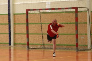 Hod - goalkeeper Opekar rozehrává rychlou akci