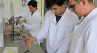 Týdne praktické chemie se letos zúčastnilo 9 studentů druhých ročníků. Program byl rozložen na experimentální činnost ve školní laboratoři a na exkurze do míst, kde realizace chemických procesů hraje klíčovou roli. V rámci […]