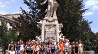 23. červen, šestá hodina ranní: 40 studentů a studentek z prvního ročníku a G.4 + 250 kilometrů + 4 hodiny na cestě = osmihodinový program vídeňský… Začínáme v barokním Schönbrunnu, […]