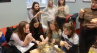 Dne 13.1. jsme si se třídou 2.C zpestřili výuku francouzštiny přípravou tradičního francouzského tříkrálového koláče, tzv. „Galette des rois“.  Dvě listová těsta (pate feuilleté), cukr (sucre), máslo (beurre), mandlová moučka (poudre […]